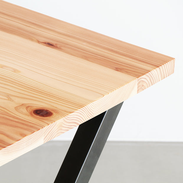 Kanademonoの長良杉天板とマットクリア塗装仕上げのＸライン鉄脚を組み合わせたテーブル（角）