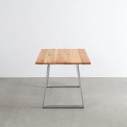 KANADEMONOの長良杉天板にベル型のステンレス脚を合わせたシンプルで気品あるテーブル（側面）