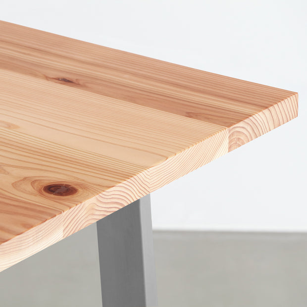 KANADEMONOの長良杉天板にベル型のステンレス脚を合わせたシンプルで気品あるテーブル（角）