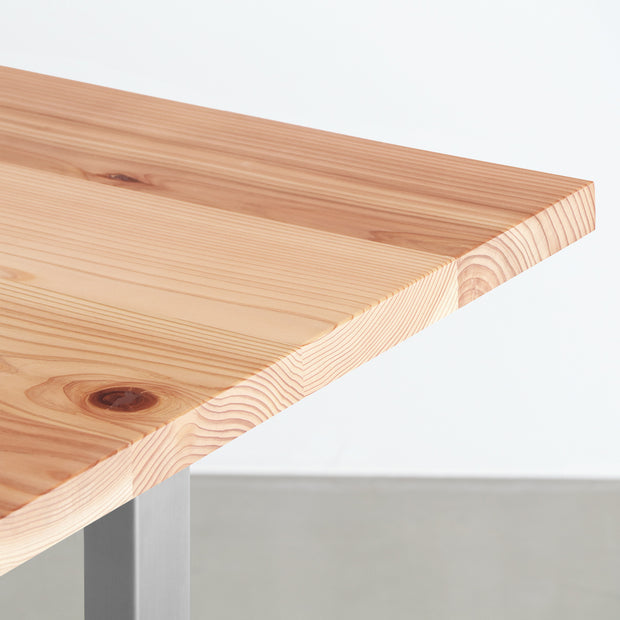 KANADEMONOの長良杉天板にIラインのステンレス脚を合わせたシンプルで気品あるテーブル（角）
