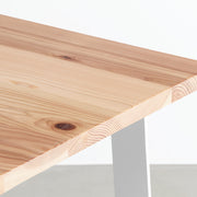 KANADEMONOの長良杉天板とマットホワイトのAライン鉄脚を組み合わせたシンプルモダンなテーブル（天板クローズアップ）