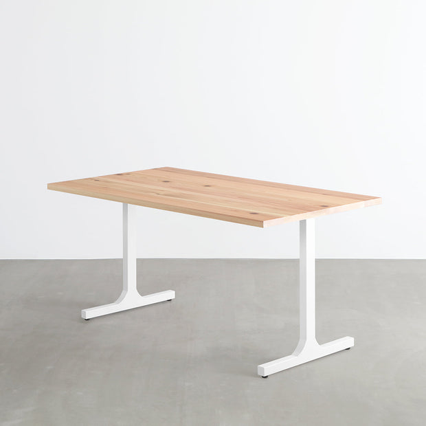 KANADEMONOの長良杉天板とマットホワイトのIライン鉄脚を組み合わせたシンプルモダンなテーブル