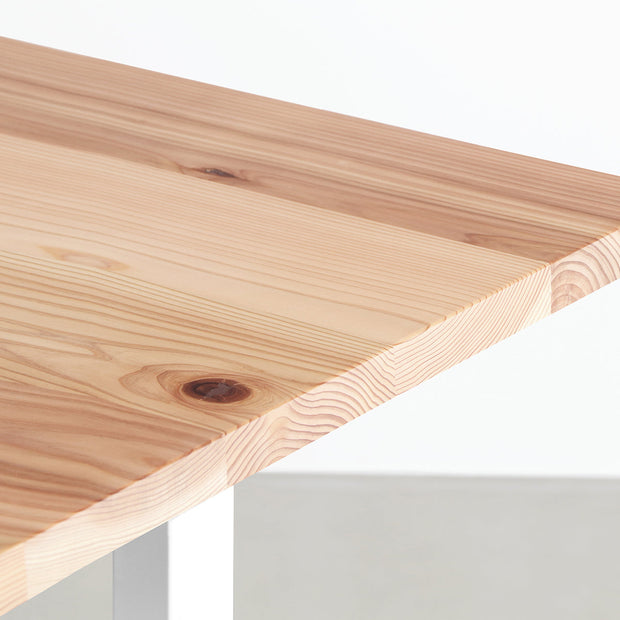 KANADEMONOの長良杉天板とマットホワイトのIライン鉄脚を組み合わせたシンプルモダンなテーブル（天板クローズアップ）