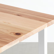KANADEMONOの長良杉天板とマットホワイトのスクエア鉄脚を組み合わせたシンプルモダンなテーブル（天板クローズアップ）