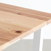 KANADEMONOの長良杉天板とマットホワイトのトラペゾイド鉄脚を組み合わせたシンプルモダンなテーブル（天板クローズアップ）