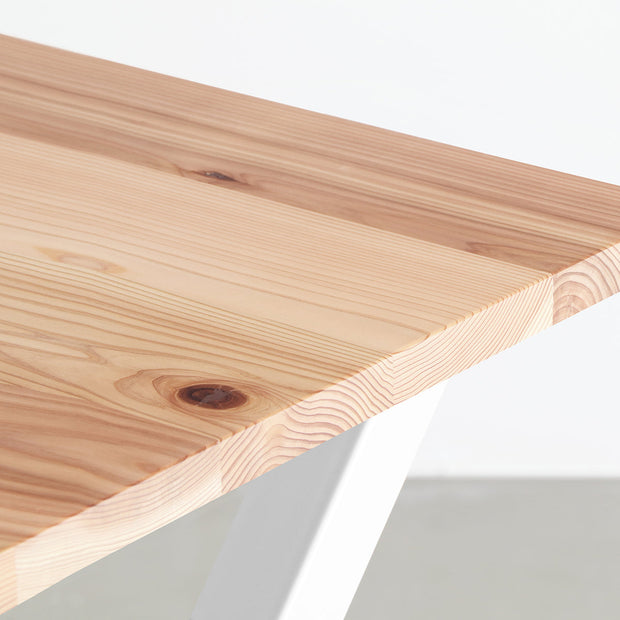 KANADEMONOの長良杉天板とマットホワイトのXライン鉄脚を組み合わせたシンプルモダンなテーブル（天板クローズアップ）