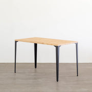 かなでものの明るめの天板とマットブラックのソリッドピン鉄脚を組み合わせたスタイリッシュモダンなデザインのテーブル2