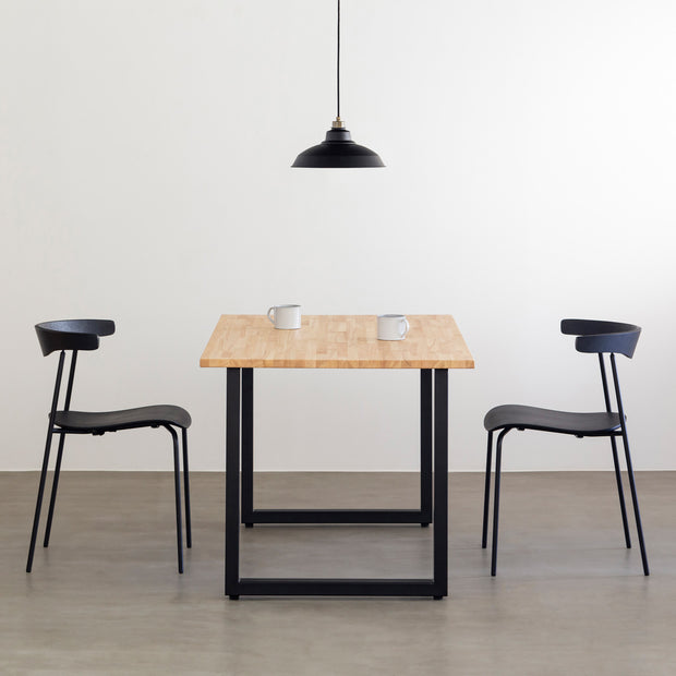 かなでもののナチュラルテイストなラバーウッドとマットブラックのスクエア鉄脚を使用したシンプルモダンなデザインのテーブルと椅子2