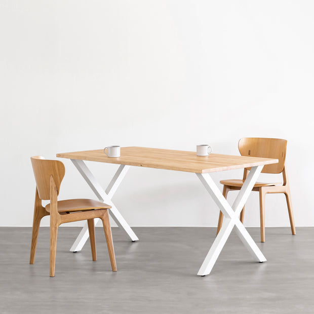かなでもののラバーウッド材とホワイトのXラインの鉄脚を組み合わせたシンプルモダンなテーブル使用例1