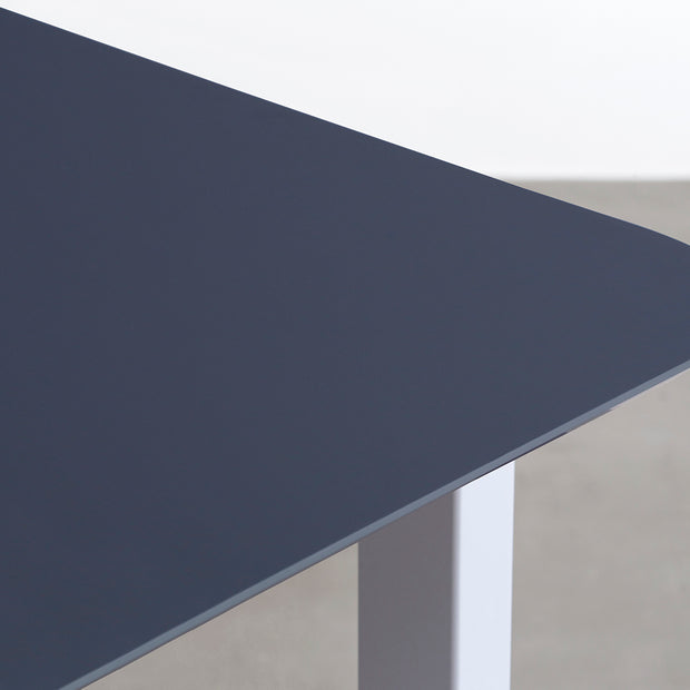 KanademonoのFENIXネイビー天板にCloudカラーのスクエアスチール脚を組み合わせたテーブル（天板エッジ）