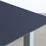 KanademonoのFENIXネイビー天板にEucalyptusカラーのスクエアスチール脚を組み合わせたテーブル（天板エッジ）