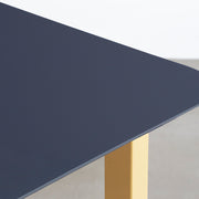 KanademonoのFENIXネイビー天板にMarigoldカラーのスクエアスチール脚を組み合わせたテーブル（天板エッジ）