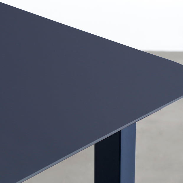 KanademonoのFENIXネイビー天板にMineralBlueカラーのスクエアスチール脚を組み合わせたテーブル（天板エッジ）