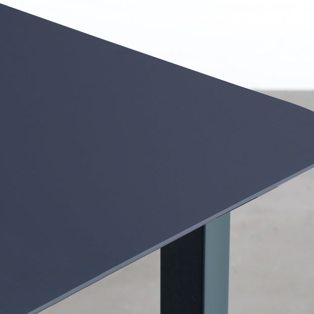 KanademonoのFENIXネイビー天板にRosemaryカラーのスクエアスチール脚を組み合わせたテーブル（天板エッジ）