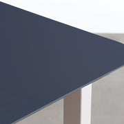 KanademonoのFENIXネイビー天板にSandBeigeカラーのスクエアスチール脚を組み合わせたテーブル（天板エッジ）