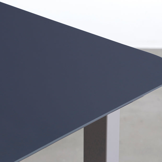 KanademonoのFENIXネイビー天板にStoneカラーのスクエアスチール脚を組み合わせたテーブル（天板エッジ）