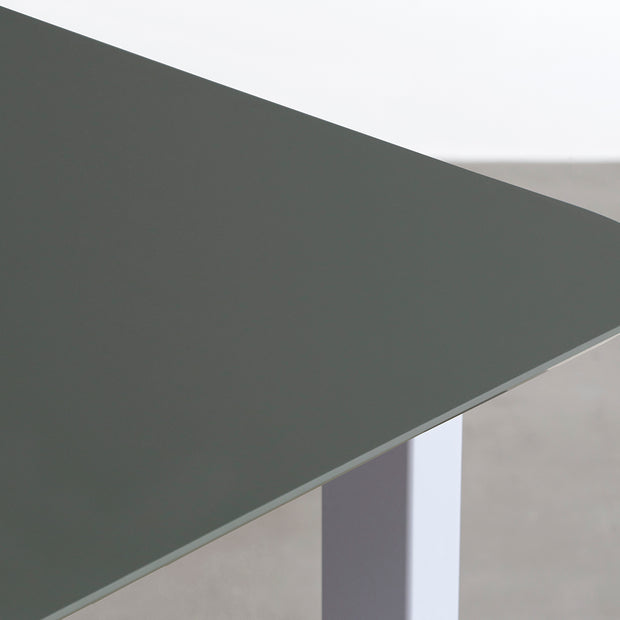 KanademonoのFENIXオリーブ天板にCloudカラーのスクエアスチール脚を組み合わせたテーブル（天板角）