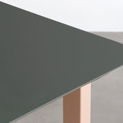 KanademonoのFENIXオリーブ天板にCoralカラーのスクエアスチール脚を組み合わせたテーブル（天板角）