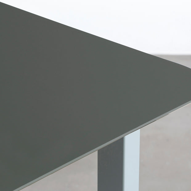 KanademonoのFENIXオリーブ天板にEucalyptusカラーのスクエアスチール脚を組み合わせたテーブル（天板角）