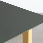 KanademonoのFENIXオリーブ天板にRosemaryカラーのスクエアスチール脚を組み合わせたテーブル（天板角）
