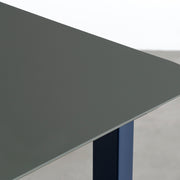 KanademonoのFENIXオリーブ天板にMinealBlueカラーのスクエアスチール脚を組み合わせたテーブル（天板角）