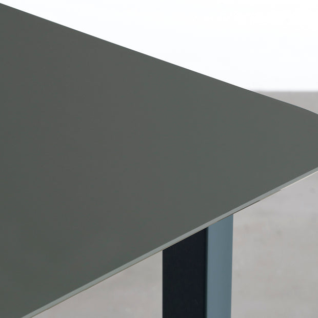 KanademonoのFENIXオリーブ天板にRosemaryカラーのスクエアスチール脚を組み合わせたテーブル（天板角）