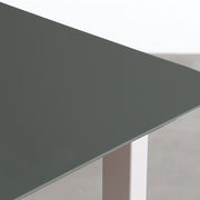 KanademonoのFENIXオリーブ天板にSandBeigeカラーのスクエアスチール脚を組み合わせたテーブル（天板角）
