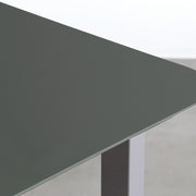 KanademonoのFENIXオリーブ天板にStoneカラーのスクエアスチール脚を組み合わせたテーブル（天板角）