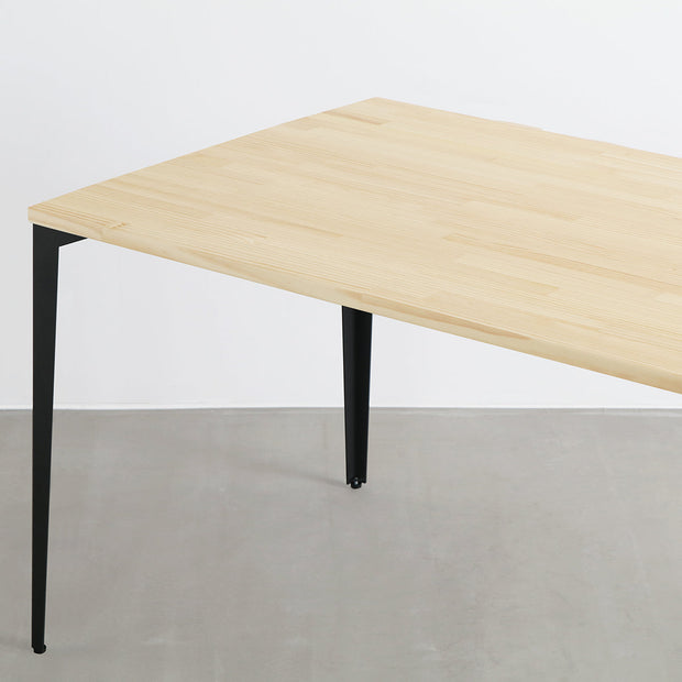 KANADEMONOのパイン材とマットブラックのソリッドピン型の鉄脚を組み合わせたシンプルモダンなテーブル（天板と脚）