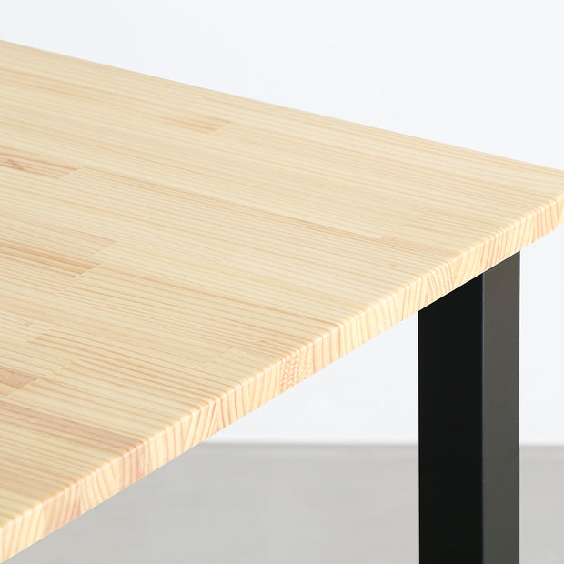 KANADEMONOのパイン材とマットブラックのスクエアバー型の鉄脚を組み合わせたシンプルモダンなテーブル（天板）