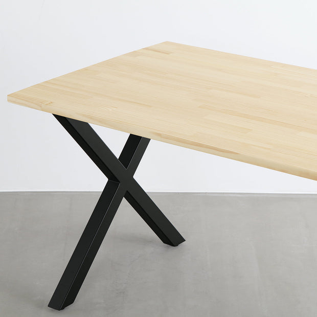 KANADEMONOのパイン材とマットブラックのX型の鉄脚を組み合わせたシンプルモダンなテーブル（天板と脚）