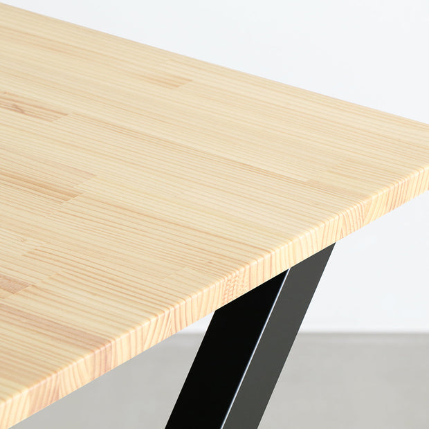 KANADEMONOのパイン材とマットブラックのX型の鉄脚を組み合わせたシンプルモダンなテーブル（天板）