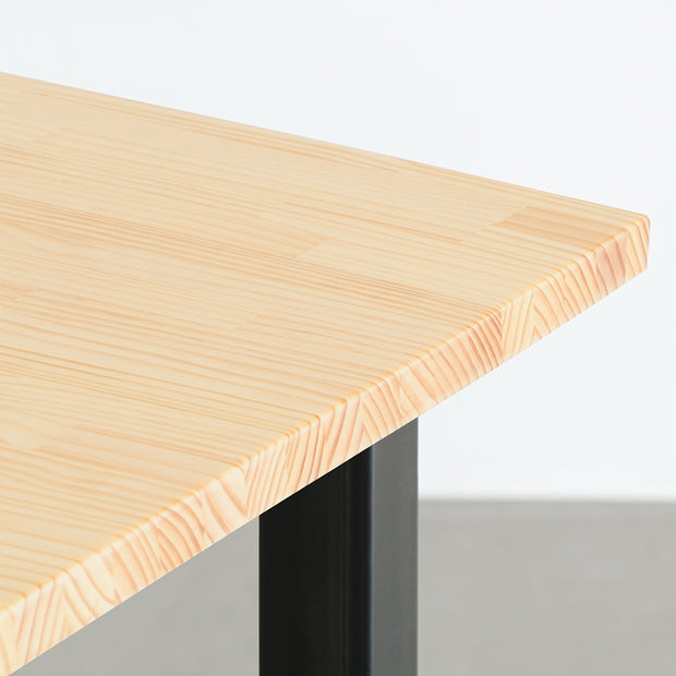 Kanademonoのパイン天板とマットクリア塗装仕上げのスクエア鉄脚を組み合わせたテーブル（角）