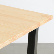 Kanademonoのパイン天板とマットクリア塗装仕上げのトラペゾイド鉄脚を組み合わせたテーブル（角）