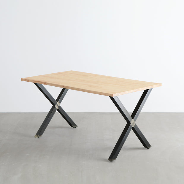 Kanademonoのパイン天板とマットクリア塗装仕上げのＸライン鉄脚を組み合わせたテーブル