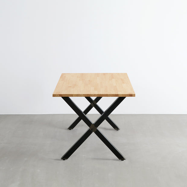 Kanademonoのパイン天板とマットクリア塗装仕上げのＸライン鉄脚を組み合わせたテーブル（側面）
