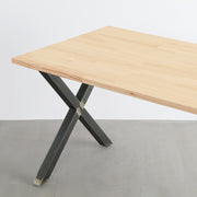 Kanademonoのパイン天板とマットクリア塗装仕上げのＸライン鉄脚を組み合わせたテーブル（天板と脚）