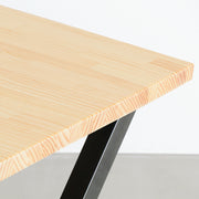 Kanademonoのパイン天板とマットクリア塗装仕上げのＸライン鉄脚を組み合わせたテーブル（角）