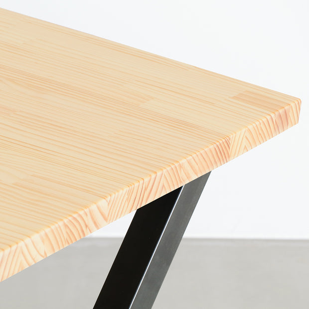 Kanademonoのパイン天板とマットクリア塗装仕上げのＸライン鉄脚を組み合わせたテーブル（角）