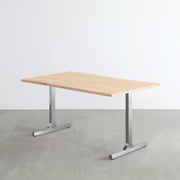 KANADEMONOのパイン天板にIラインのステンレス脚を合わせた、シンプルで華やかさのあるテーブル