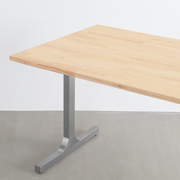 KANADEMONOのパイン天板にIラインのステンレス脚を合わせた、シンプルで華やかさのあるテーブル（天板と脚）