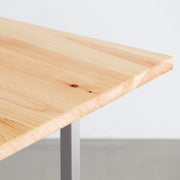 KANADEMONOの岐阜桧天板にTラインのステンレス脚を合わせた、シンプルで華やかさのあるテーブル（角）