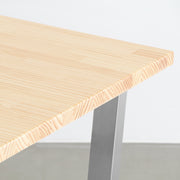 KANADEMONOのパイン天板にトラペゾイド型のステンレス脚を合わせた、シンプルで華やかさのあるテーブル（角）
