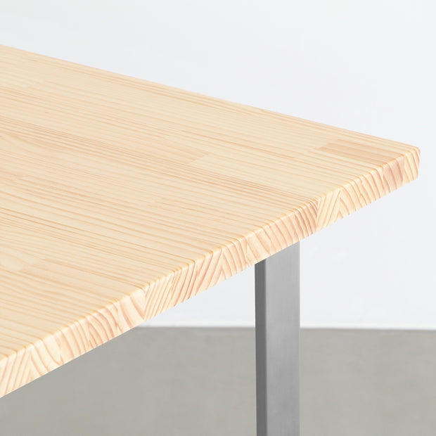 KANADEMONOのパイン天板にWラインのステンレス脚を合わせた、シンプルで華やかさのあるテーブル（角）