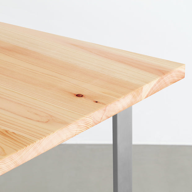KANADEMONOの岐阜桧天板にWラインのステンレス脚を合わせた、シンプルで華やかさのあるテーブル（角）