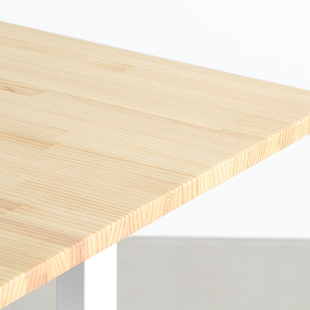KANADEMONOのパイン天板とマットホワイトのIラインスチール脚を組み合わせたテーブル（天板）
