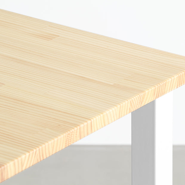 KANADEMONOのパイン天板とマットホワイトの角柱スチール脚を組み合わせたテーブル（天板）