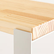 Kanademonoのパイン材の棚板とホワイトのアイアンで製作したシェルフ（上部クローズアップ）
