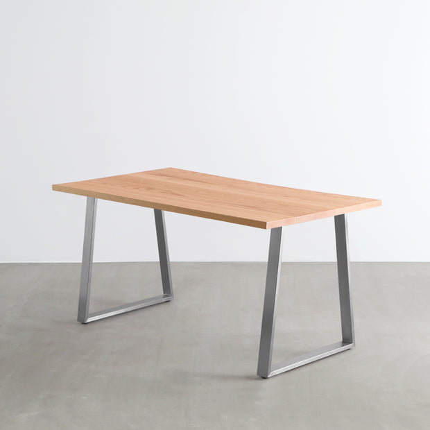 KANADEMONOのレッドオーク天板とベル型ステンレス脚を組み合わせたシンプルなテーブル