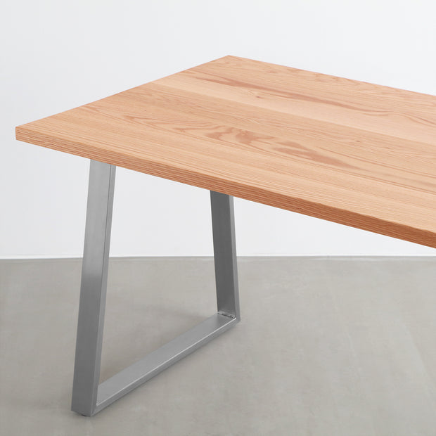 KANADEMONOのレッドオーク天板とベル型ステンレス脚を組み合わせたシンプルなテーブル（天板と脚）